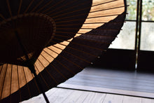 画像をギャラリービューアに読み込む, 蛇の目傘【交叉 黒×柿渋】 - 和傘CASA