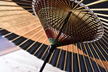 画像をギャラリービューアに読み込む, 蛇の目傘【交叉 黒×柿渋】 - 和傘CASA