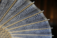 画像をギャラリービューアに読み込む, 日傘【二重張 紺×渦まき】 - 和傘CASA