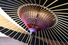 画像をギャラリービューアに読み込む, 蛇の目傘【交叉 黒×柿渋鉄(白)】 - 和傘CASA