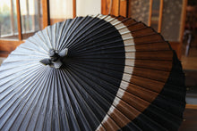 画像をギャラリービューアに読み込む, 蛇の目傘【交叉 黒×柿渋鉄(白)】 - 和傘CASA