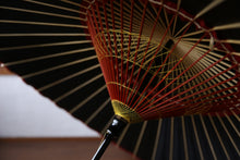 画像をギャラリービューアに読み込む, 蛇の目傘【黒(軒赤)】 - 和傘CASA