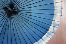 画像をギャラリービューアに読み込む, 蛇の目傘【石徹白藍染2023 軒奴】 - 和傘CASA