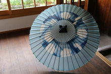 画像をギャラリービューアに読み込む, 蛇の目傘【石徹白藍染2023 助六花】 - 和傘CASA
