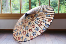 画像をギャラリービューアに読み込む, 蛇の目傘【四君子サーモンピンク(軒紺)】 - 和傘CASA