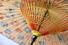 画像をギャラリービューアに読み込む, 蛇の目傘【四君子サーモンピンク(軒紺)】 - 和傘CASA