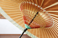 Load image into Gallery viewer, 蛇の目傘【軒奴 柿渋×かすみ染(グリーンイエロー)】 - 和傘CASA