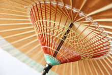 Load image into Gallery viewer, 蛇の目傘【軒奴 柿渋×かすみ染(グリーンイエロー)】 - 和傘CASA