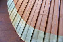 Load image into Gallery viewer, 蛇の目傘【軒奴 柿渋×かすみ染(グリーンイエロー)】 - 和傘CASA