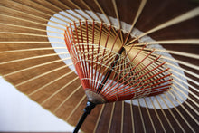 Load image into Gallery viewer, 蛇の目傘【中張 柿渋(黒柿)×白胡粉】 - 和傘CASA