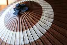 Load image into Gallery viewer, 蛇の目傘【中張 柿渋(黒柿)×白胡粉】 - 和傘CASA