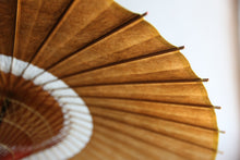 Load image into Gallery viewer, 蛇の目傘【中張 柿渋(黒柿)×白胡粉】 - 和傘CASA