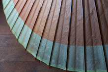 Load image into Gallery viewer, 蛇の目傘【軒奴 柿渋×かすみ染(グリーン)】 - 和傘CASA