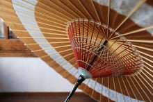 画像をギャラリービューアに読み込む, 蛇の目傘【輪 柿渋×白胡粉】 - 和傘CASA