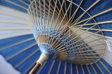 画像をギャラリービューアに読み込む, 網代日傘【石徹白藍染2021 扇】 - 和傘CASA