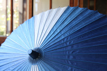画像をギャラリービューアに読み込む, 網代日傘【石徹白藍染2021 扇】 - 和傘CASA