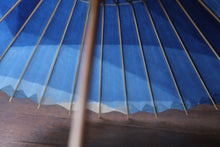 画像をギャラリービューアに読み込む, 網代日傘【石徹白藍染2021 螺旋】