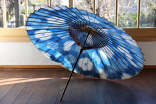 Load image into Gallery viewer, 蛇の目傘【石徹白藍染 花】 - 和傘CASA