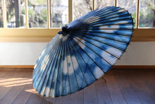 Load image into Gallery viewer, 蛇の目傘【石徹白藍染 花】 - 和傘CASA