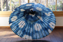 Load image into Gallery viewer, 蛇の目傘【石徹白藍染 花】 - 和傘CASA