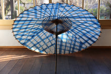 Load image into Gallery viewer, 蛇の目傘【石徹白藍染 格子】 - 和傘CASA