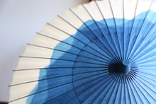 画像をギャラリービューアに読み込む, 日傘【石徹白藍染 波紋】 - 和傘CASA