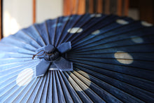 Load image into Gallery viewer, 蛇の目傘【石徹白藍染 水玉】 - 和傘CASA