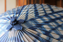 Load image into Gallery viewer, 蛇の目傘【石徹白藍染 格子】 - 和傘CASA