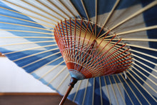 Load image into Gallery viewer, 蛇の目傘【石徹白藍染 氷】 - 和傘CASA