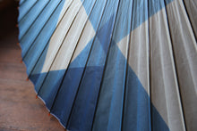 Load image into Gallery viewer, 蛇の目傘【石徹白藍染 氷】 - 和傘CASA