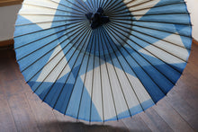 Load image into Gallery viewer, 蛇の目傘【石徹白藍染 氷】 - 和傘CASA