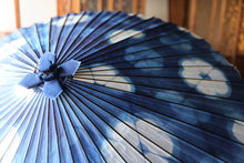 Load image into Gallery viewer, 蛇の目傘【石徹白藍染 花】 - 和傘CASA