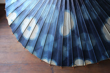 Load image into Gallery viewer, 蛇の目傘【石徹白藍染 花】 - 和傘CASA