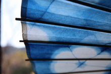 Load image into Gallery viewer, 蛇の目傘【石徹白藍染 花】 - 和傘CASA