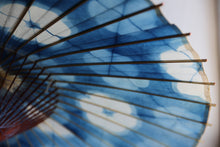 Load image into Gallery viewer, 蛇の目傘【石徹白藍染 花】 - 和傘CASA