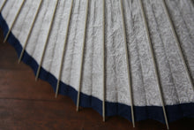 画像をギャラリービューアに読み込む, 日傘【網代軒奴 胡粉×郡上本染】 - 和傘CASA