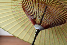 Cargar imagen en el visor de la galería, 蛇の目傘【月奴 花柄×若葉色】 - 和傘CASA