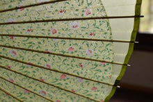 Cargar imagen en el visor de la galería, 蛇の目傘【月奴 花柄×若葉色】 - 和傘CASA
