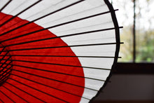 Load image into Gallery viewer, 蛇の目傘【月奴　赤×白】 - 和傘CASA
