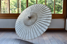 画像をギャラリービューアに読み込む, 日傘【白胡粉】（黒竹） - 和傘CASA
