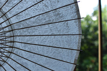 画像をギャラリービューアに読み込む, 日傘【白胡粉】（黒竹） - 和傘CASA
