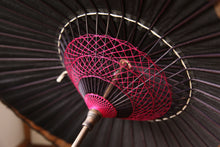 画像をギャラリービューアに読み込む, 日傘【月奴　黒×柿渋鉄】（マゼンタ）（継柄） - 和傘CASA
