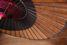 画像をギャラリービューアに読み込む, 日傘【月奴　黒×柿渋鉄】（マゼンタ）（継柄） - 和傘CASA
