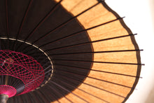 画像をギャラリービューアに読み込む, 日傘【月奴　黒×柿渋鉄】（マゼンタ）（継柄） - 和傘CASA
