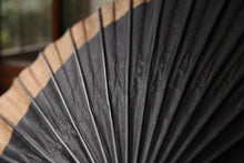 画像をギャラリービューアに読み込む, 日傘【月奴　黒×柿渋鉄】（マゼンタ）（継柄） - 和傘CASA
