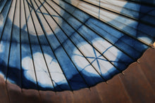 Cargar imagen en el visor de la galería, Sombrilla Ajiro [2021 capas de tinte índigo blanco Itetsu]
