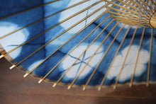 Cargar imagen en el visor de la galería, Sombrilla Ajiro [2021 capas de tinte índigo blanco Itetsu]
