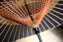 Load image into Gallery viewer, 蛇の目傘【中張　紫黒×柿渋】 - 和傘CASA
