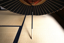 Load image into Gallery viewer, 蛇の目傘【中張　紫黒×柿渋】 - 和傘CASA
