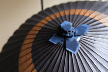 Load image into Gallery viewer, 蛇の目傘【中張　紫黒×柿渋】 - 和傘CASA
